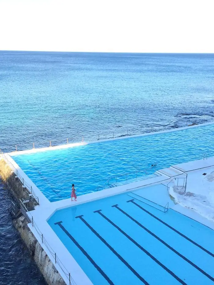 Piscina retangular com raias à beira-mar