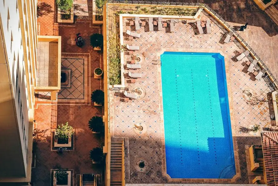 Vista aérea de piscina com deck e espreguiçadeiras