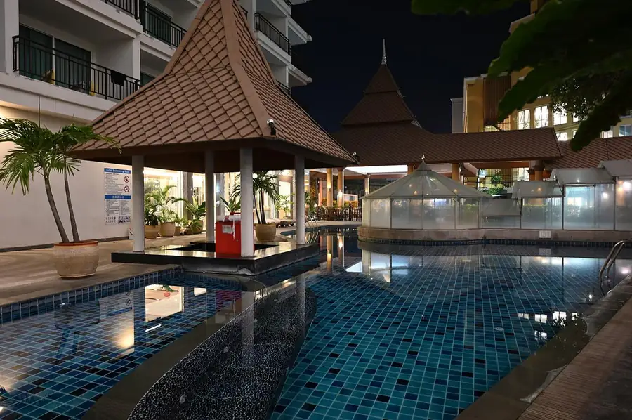 Piscina iluminada à noite