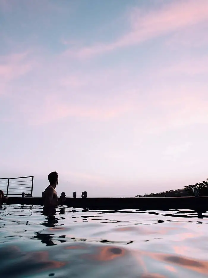 Piscina ao entardecer